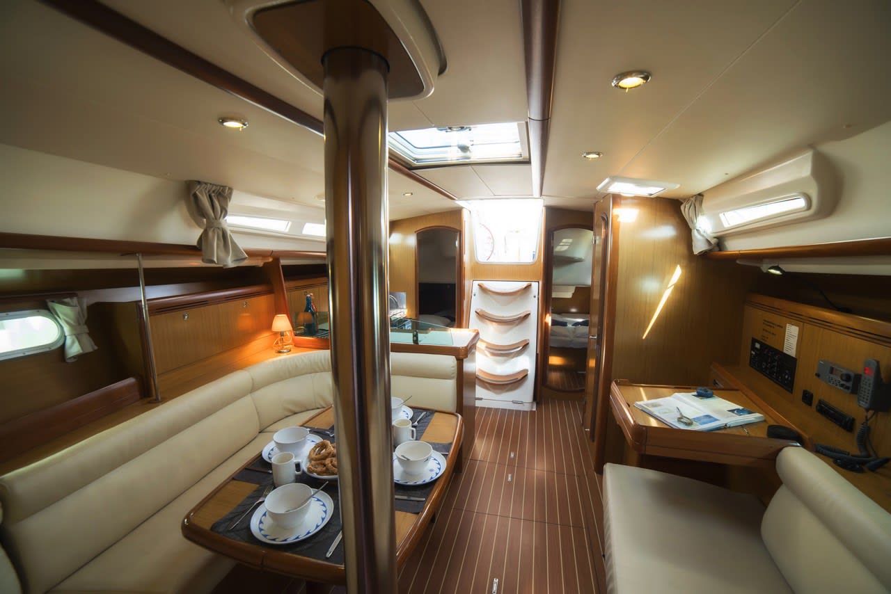 Triton Sun Odyssey 42 i vor Anker in Port of Volos