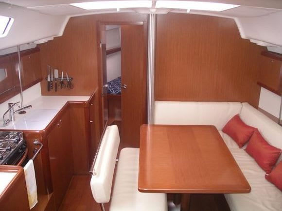 Anassa Oceanis 40 біля причалу Port of Volos