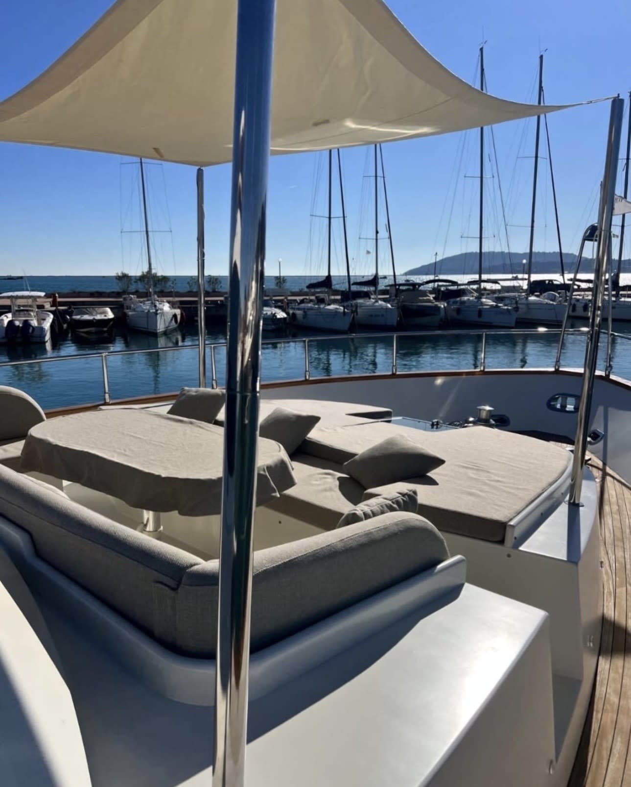 Mare & Luna Falcon 80 Fly amarrado en Salerno