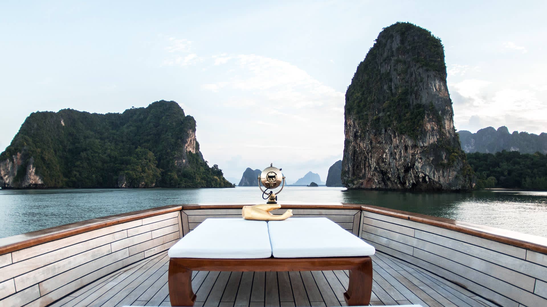 Maha Bhetra Motoryacht vor Anker in Phuket / Yacht Haven Marina