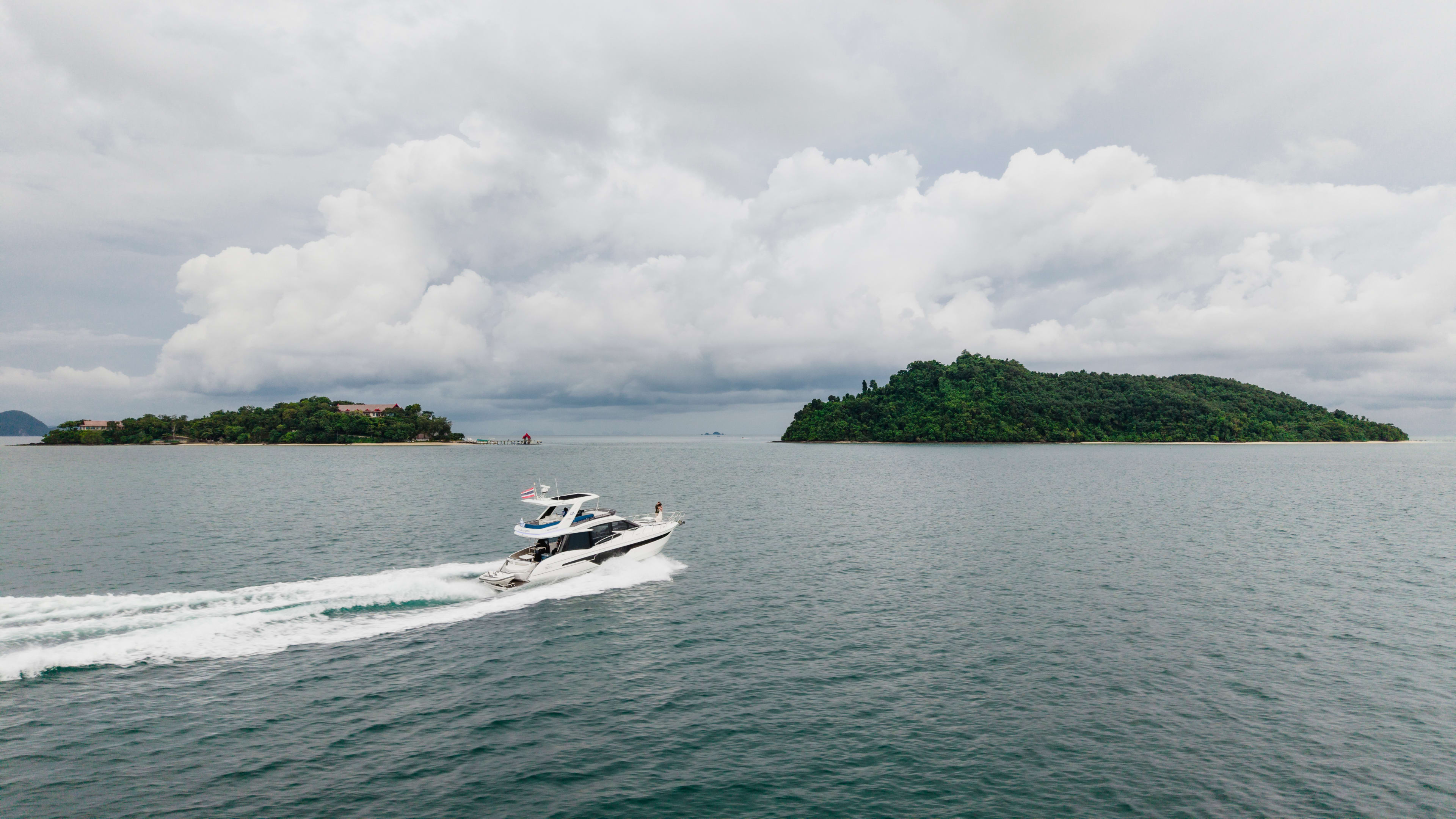 Liquid Asset Galeon 500 Fly vor Anker in Royal Phuket Marina