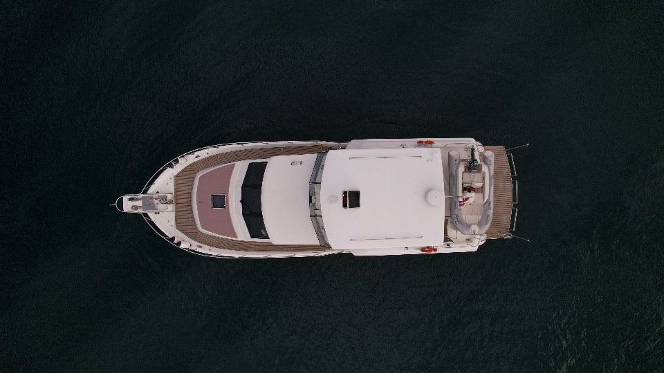 JAWSSS Motoryacht vor Anker in Royal Phuket Marina