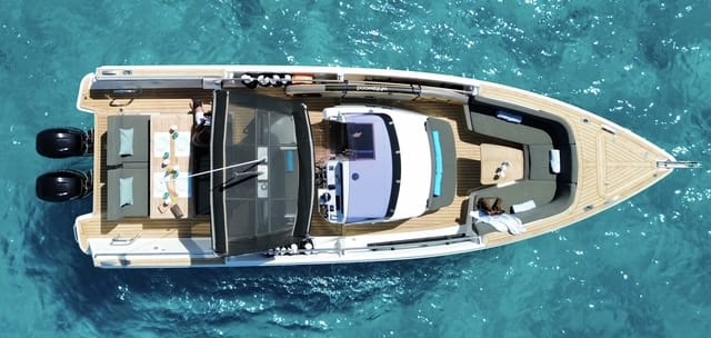 Fjord 38 Express vor Anker in Marina Port Ibiza