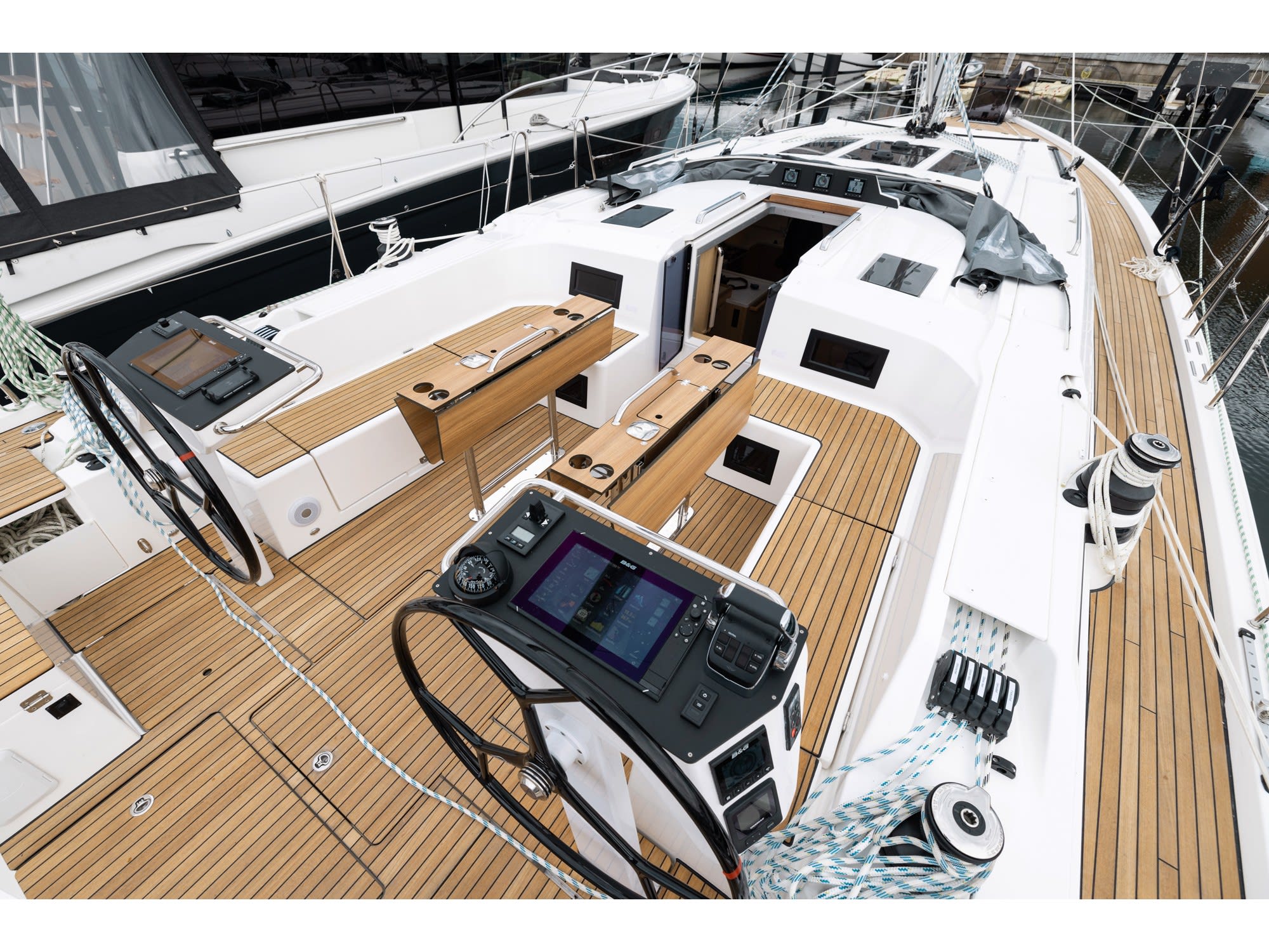 Nevolem Bavaria C46 біля причалу Novi Vinodolski / Marina Novi