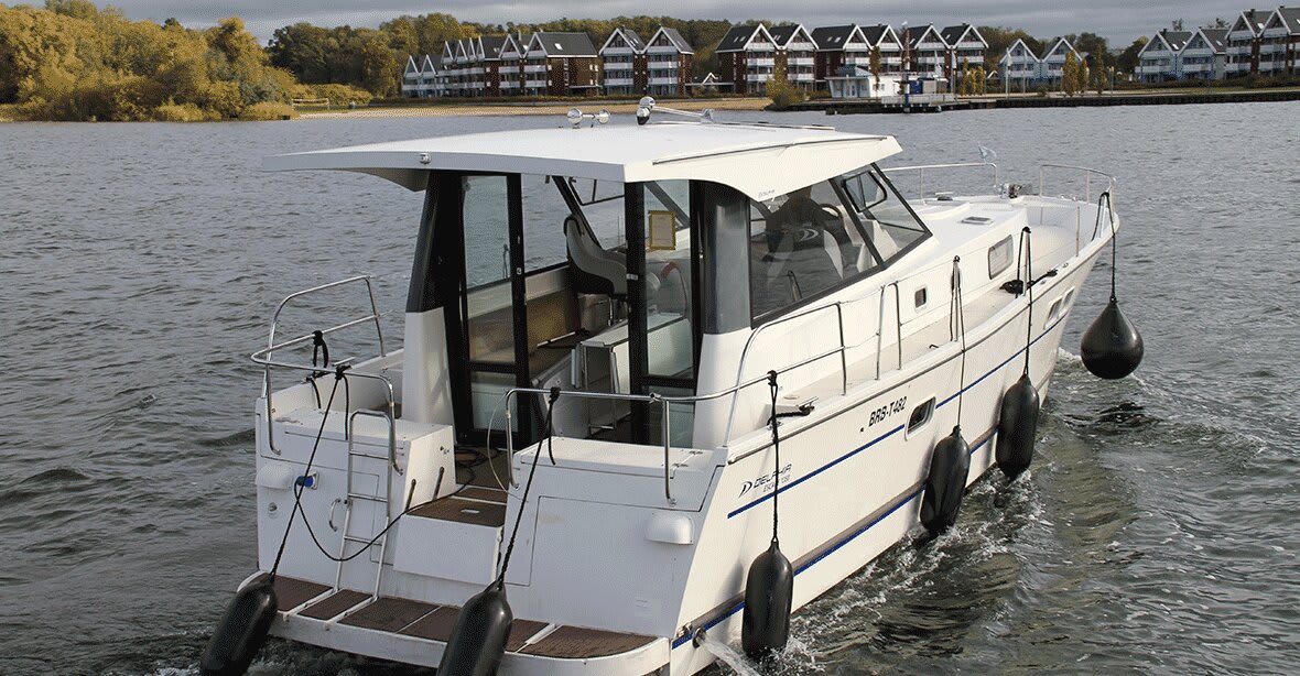 Delphia Escape 1350 біля причалу Rechlin / Marina Müritz