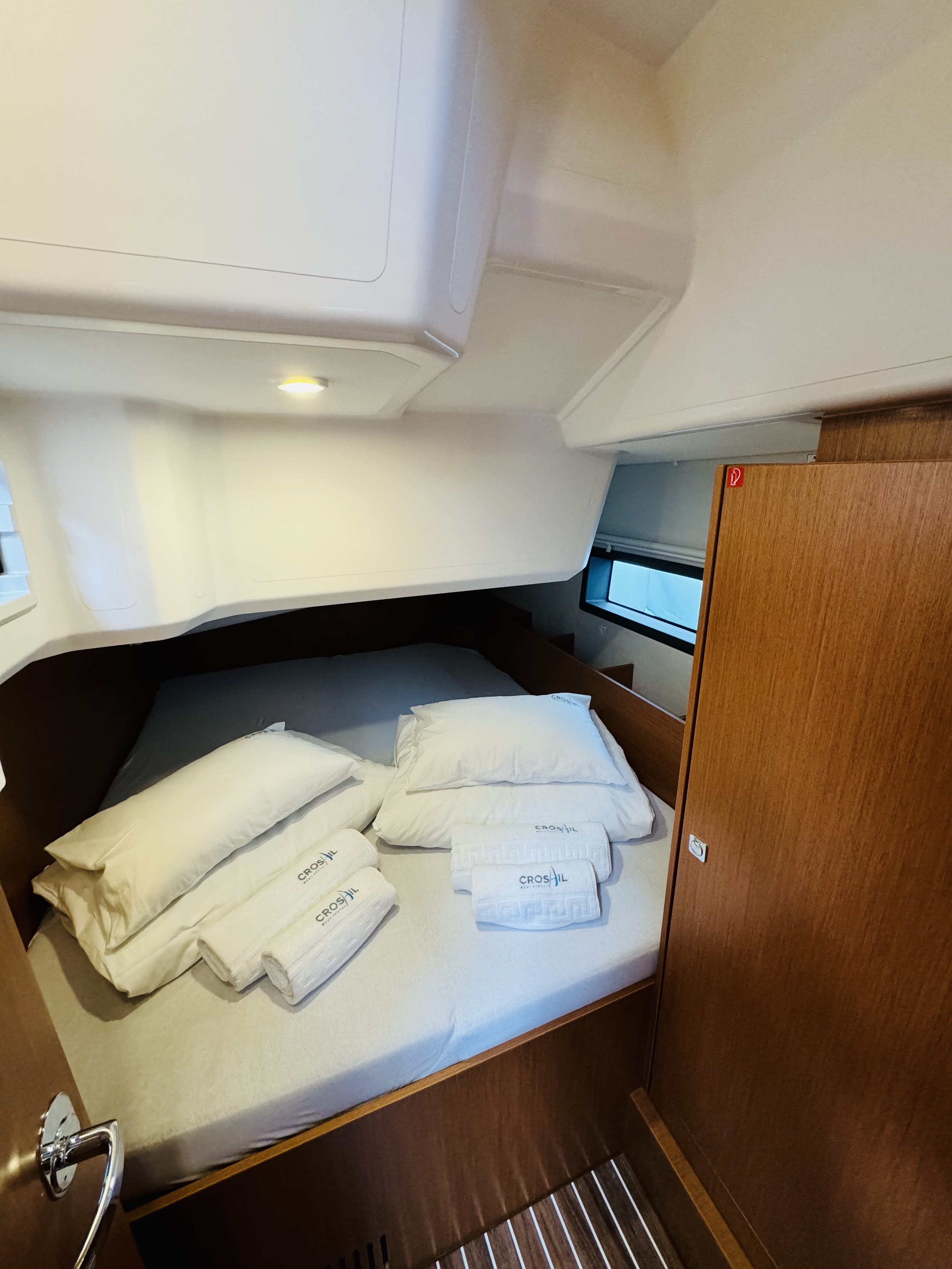 Mila Bavaria C38 amarrado en Novi Vinodolski / Marina Novi