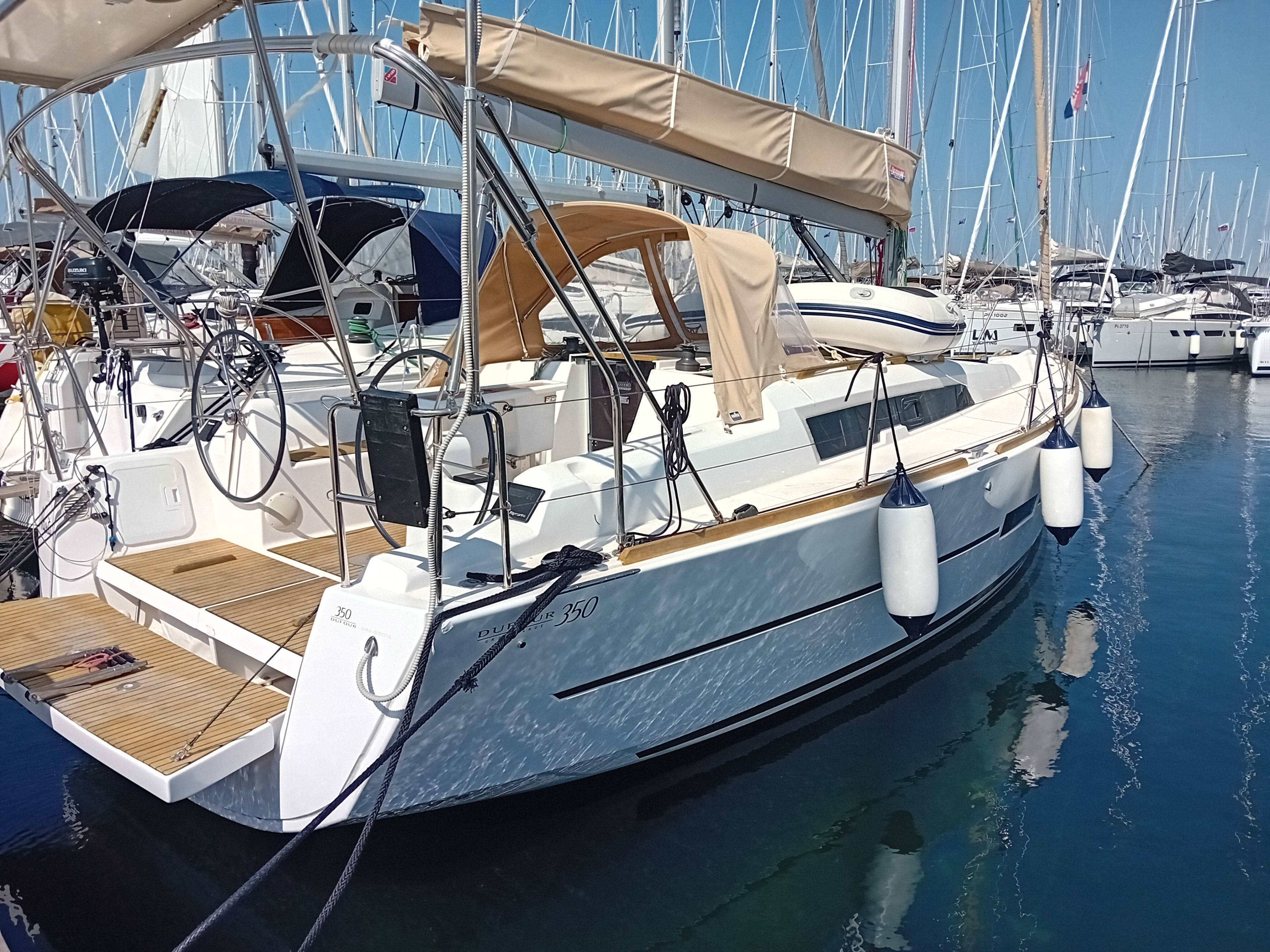 Navita Dufour 350 Grand Large vor Anker in Biograd / Marina Kornati