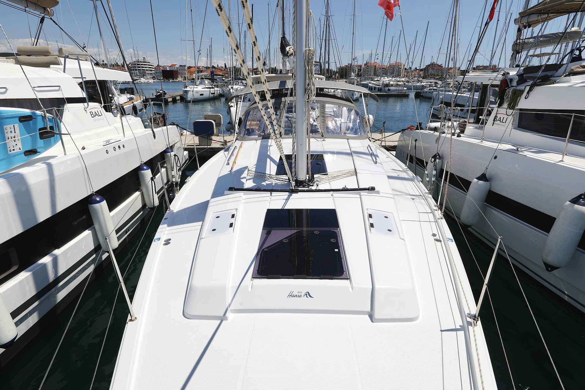 NIKE Hanse 418 біля причалу Novi Vinodolski / Marina Novi