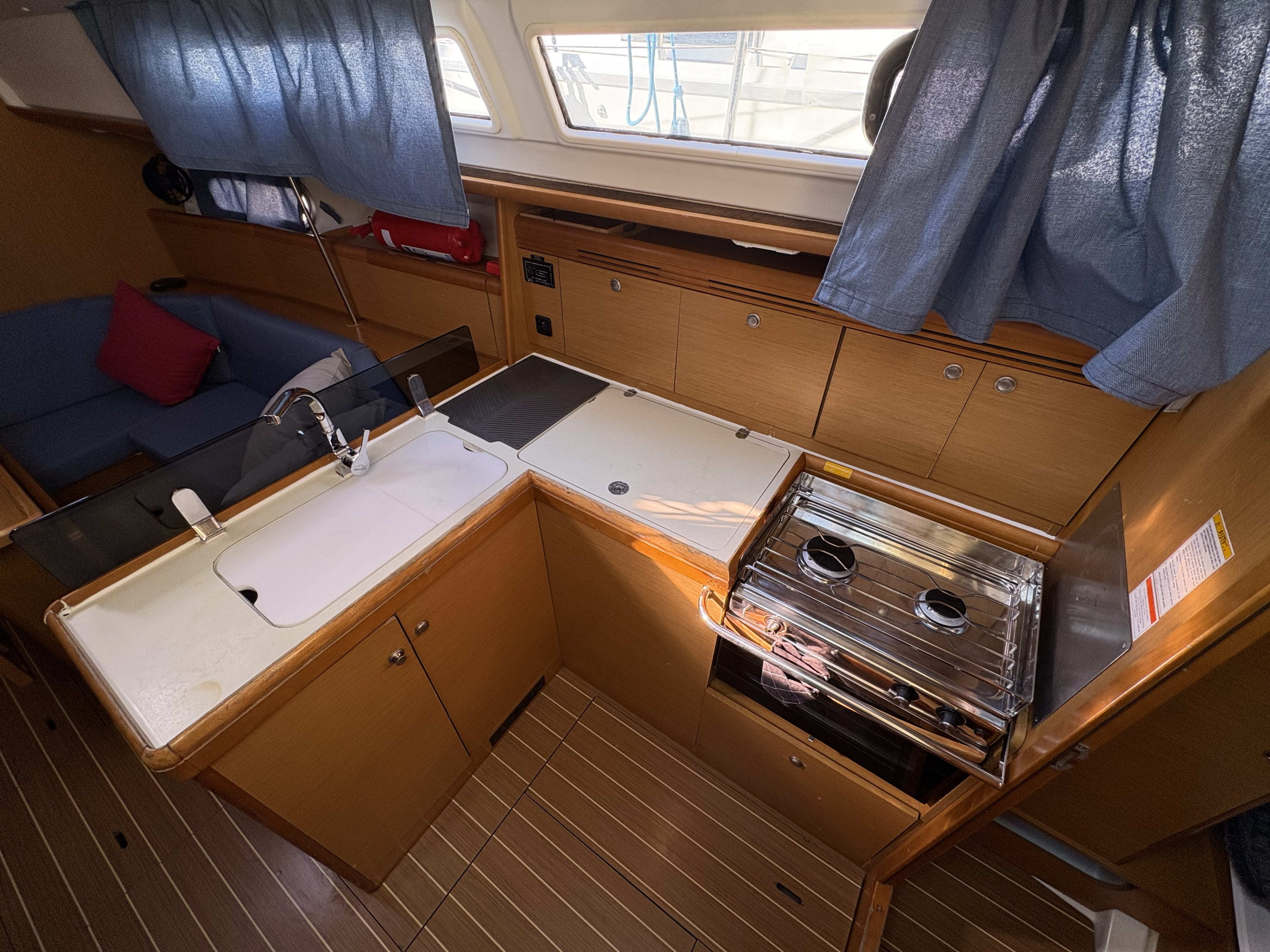 Sail Mira Sun Odyssey 36i amarrado en Fethiye / Ece Marina