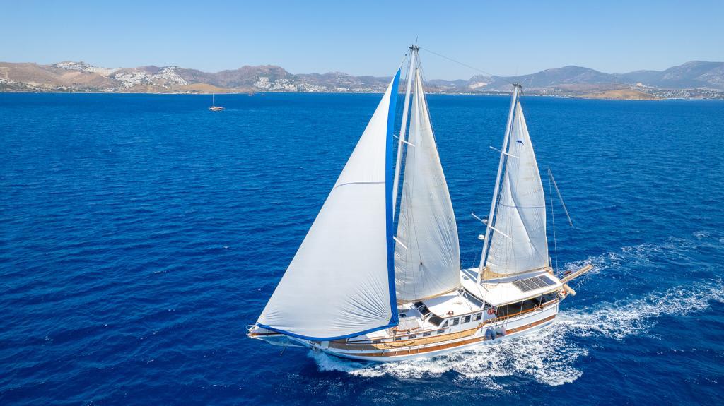 Cemre Junior Gulet vor Anker in Bodrum Marina