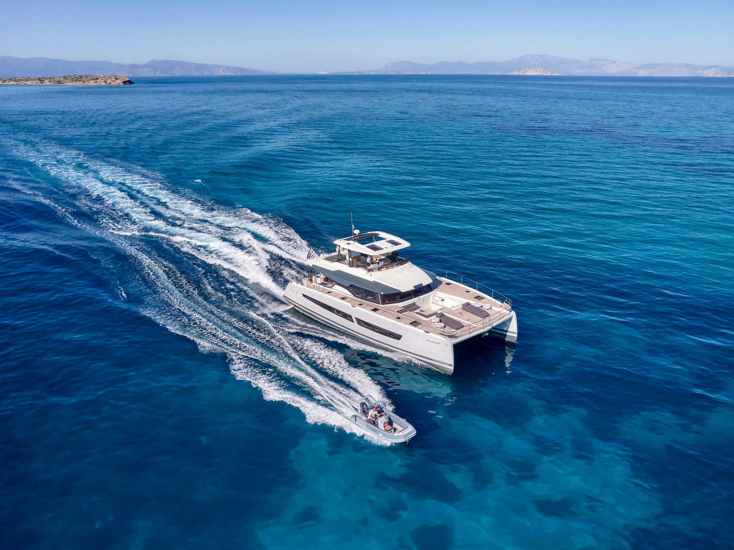 Christal Mio Power 67 vor Anker in Athens / Alimos Marina