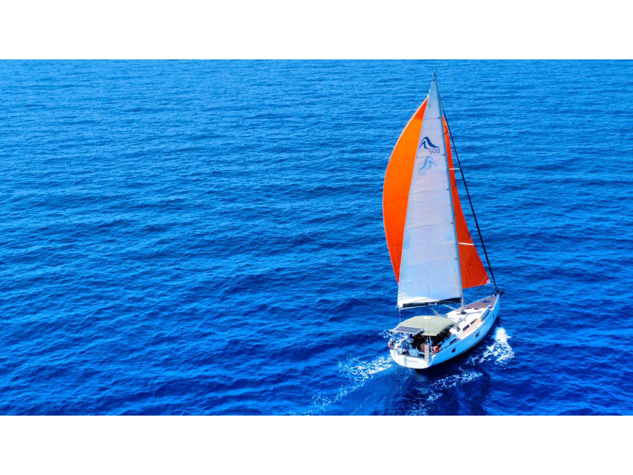 Planaria Hanse 508 біля причалу Port of Volos