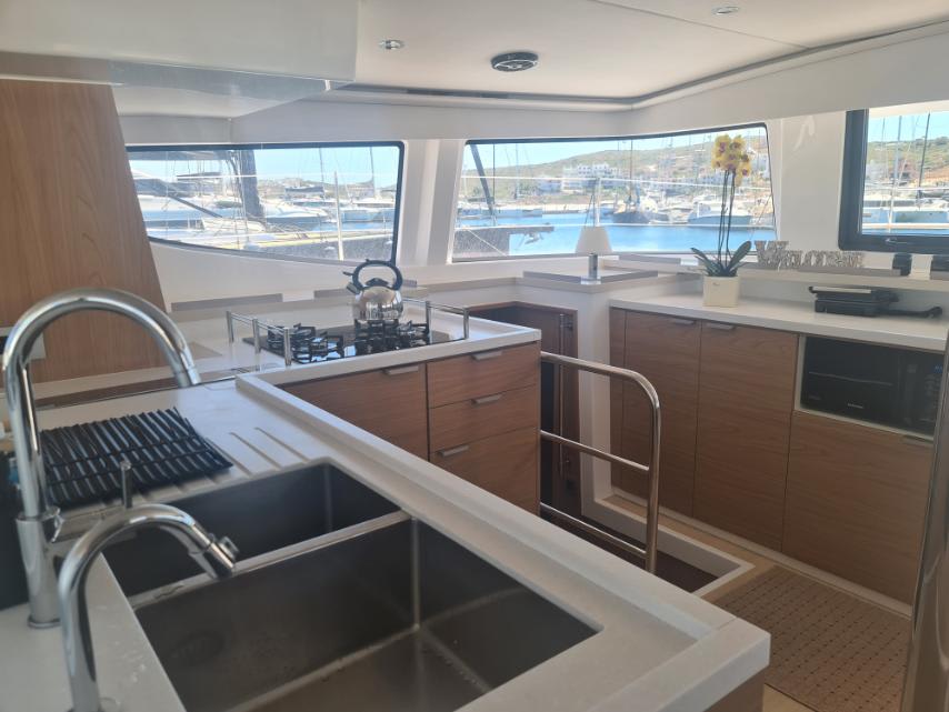 ANAFI - Fully Equipped Bali 4.6 vor Anker in Lavrion / Olympic Marina