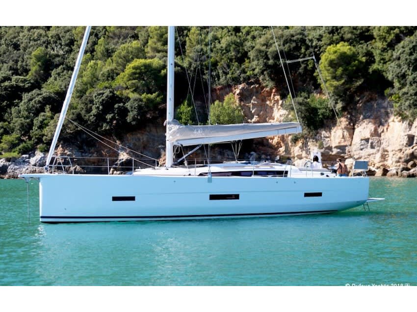 Premium Dufour 430 vor Anker in Port Roses