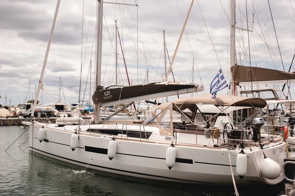 Blue Moon Dufour 520 Grand Large біля причалу Preveza Main Port