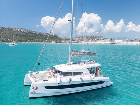 JUST 42 Bali 4.2 vor Anker in Marina di Cagliari