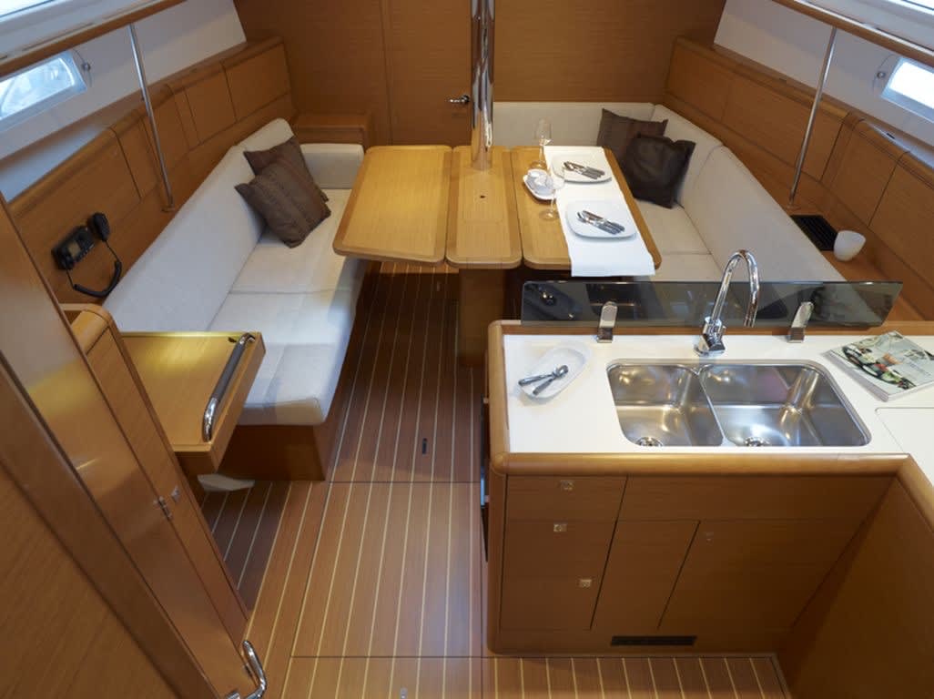 Oyster Shell Sun Odyssey 379 amarrado en Athens / Alimos Marina