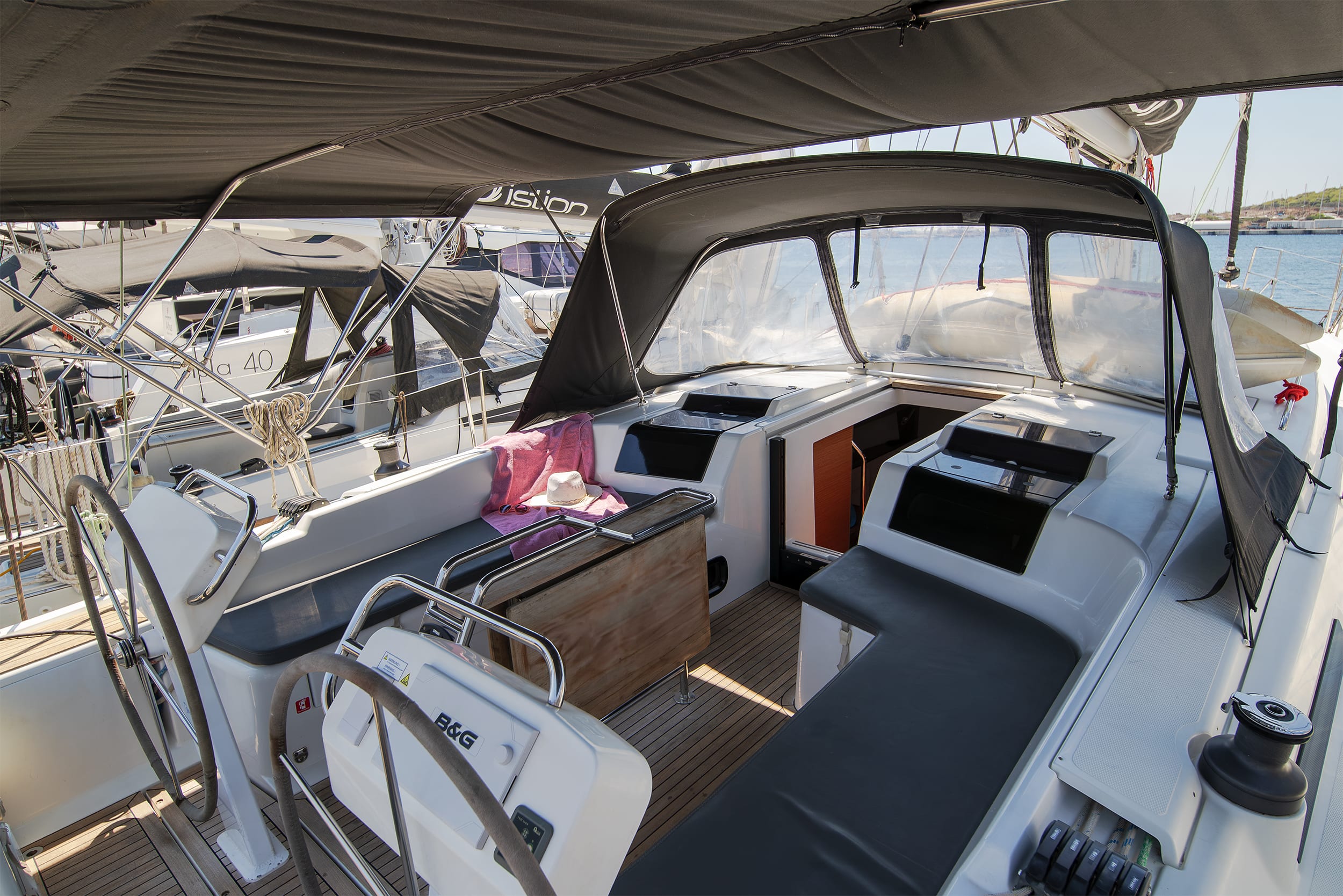 C-YA Hanse 458 біля причалу Lavrion Main Port