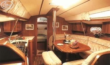 Classic Sun Odyssey 33i біля причалу Punta Ala