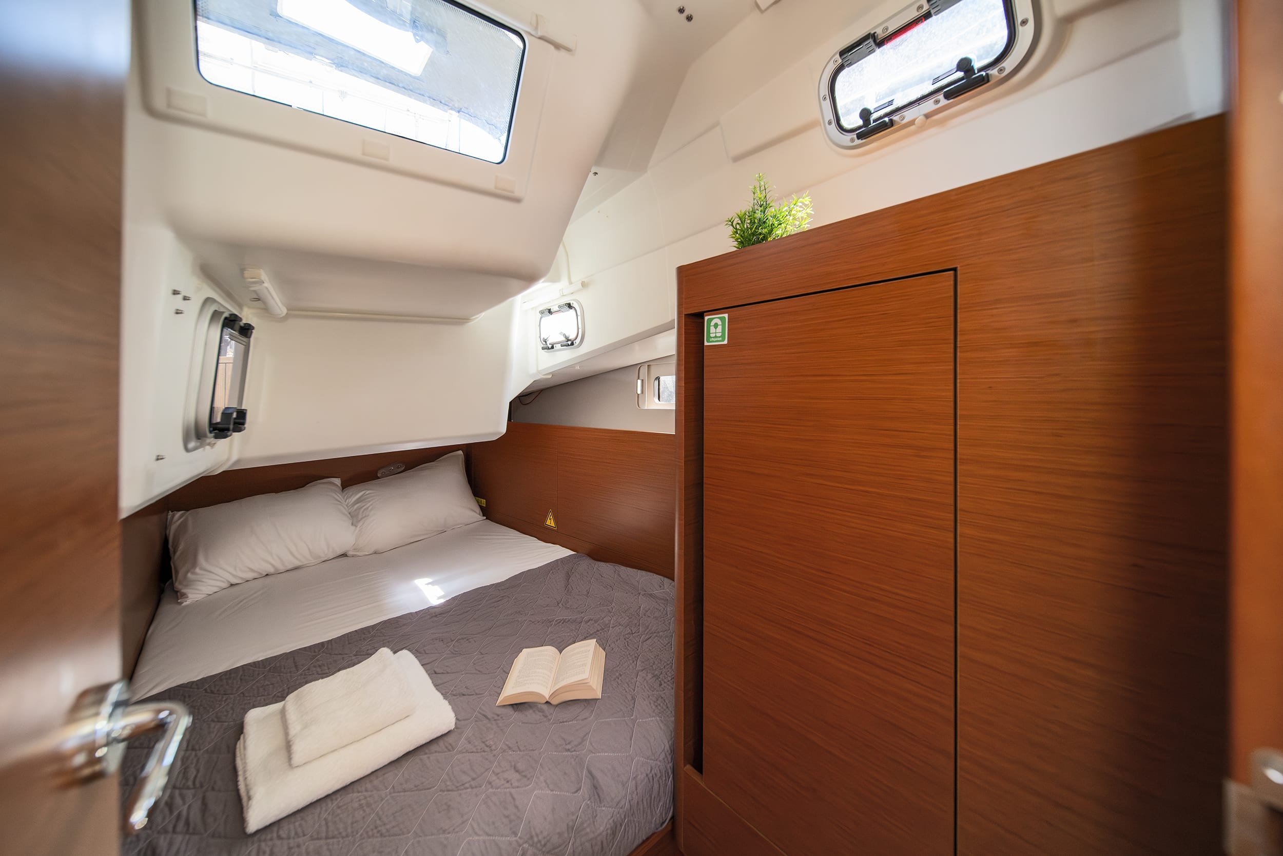 Henry Every Sun Odyssey 410 vor Anker in Rhodes New Marina