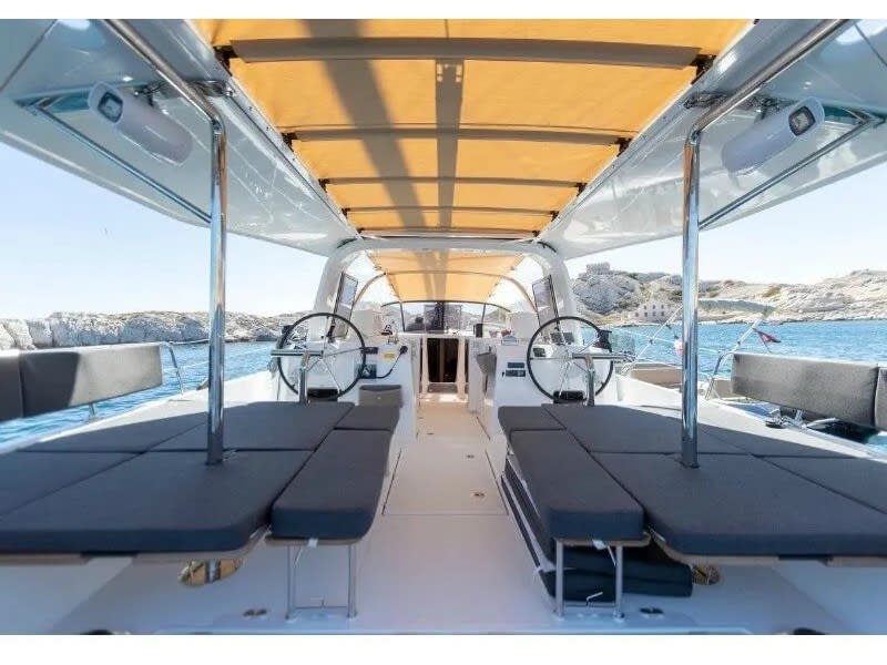 Desire Sun Loft 47 біля причалу Paros port