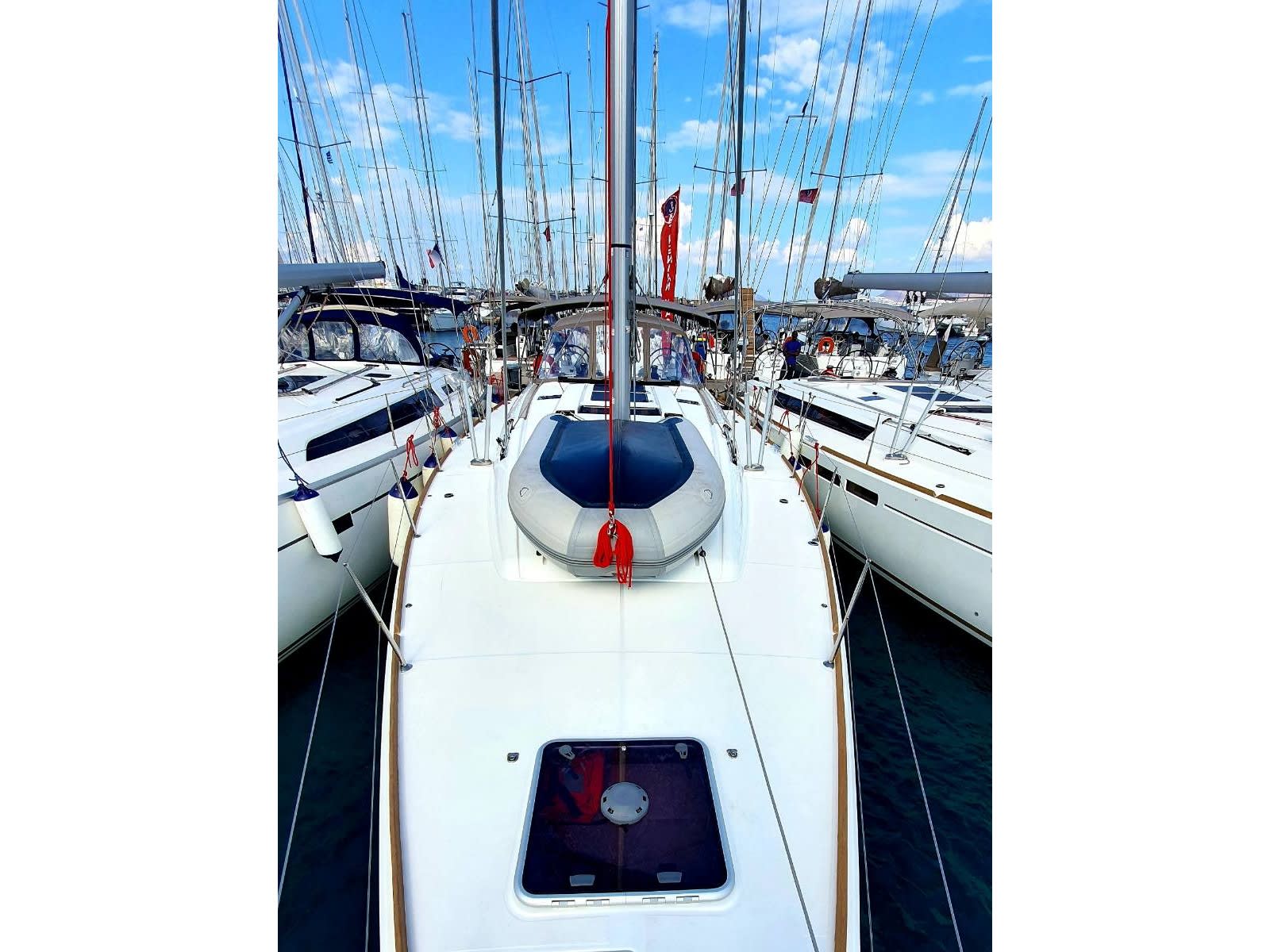 UNIQUE I Sun Odyssey 519 біля причалу Piso Livadi Port