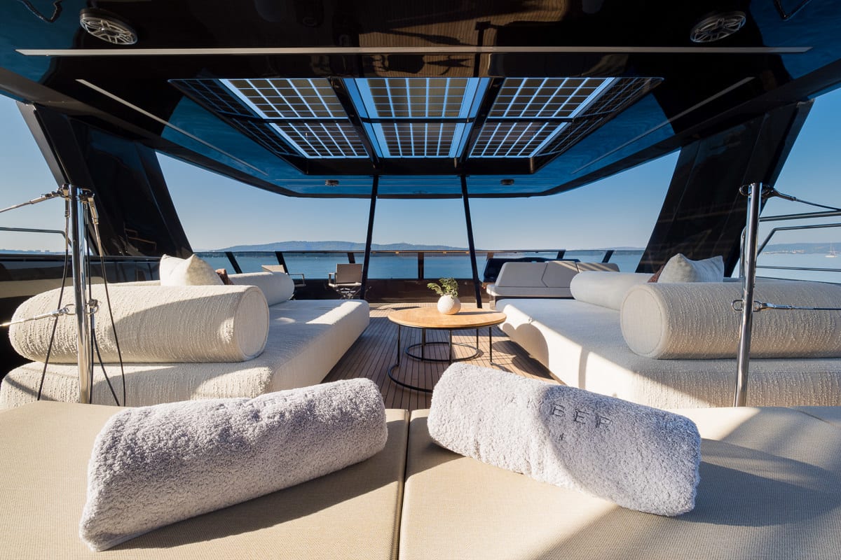 AMBER ONE Sunreef 70 Power біля причалу Kaštel Gomilica / Marina Kaštela