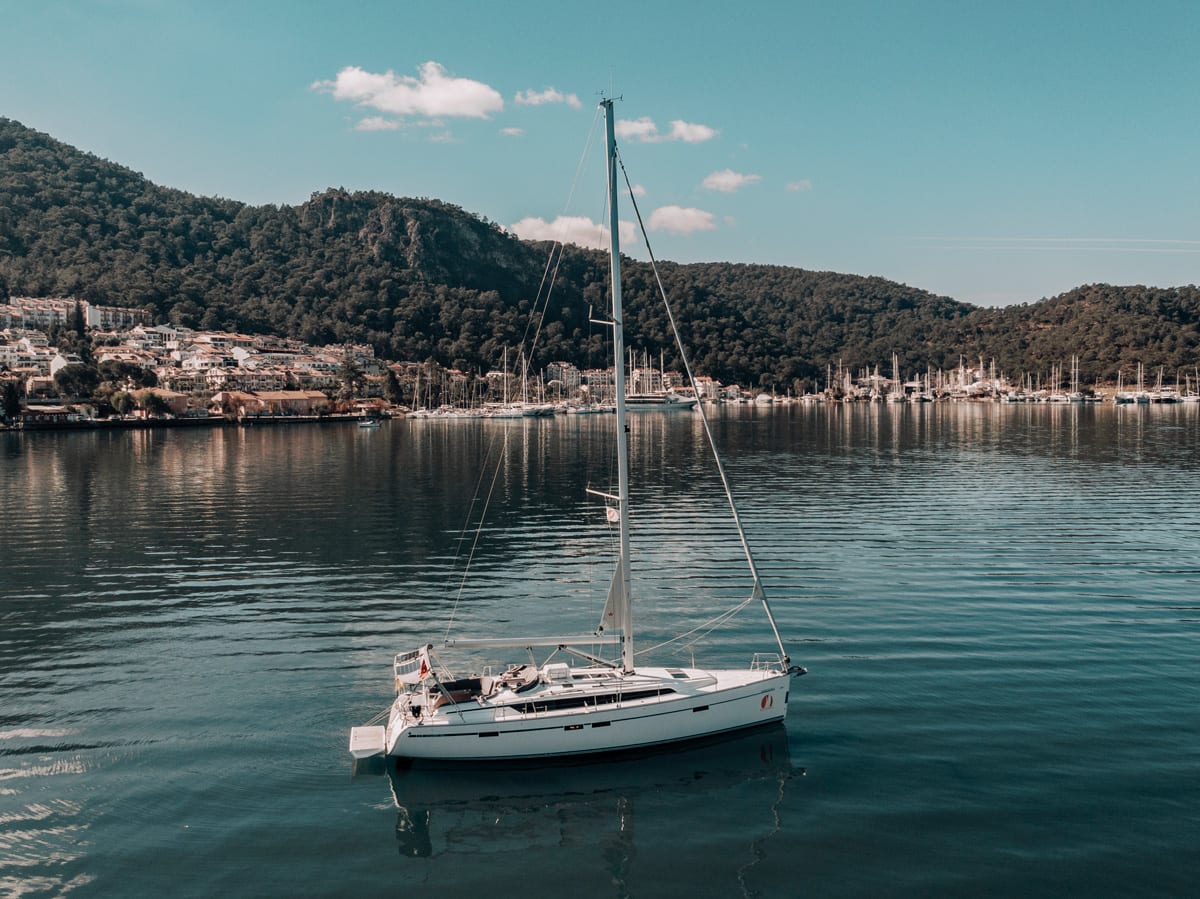 BARCELONA Bavaria Cruiser 46 біля причалу Fethiye / Yacht Classic Hotel