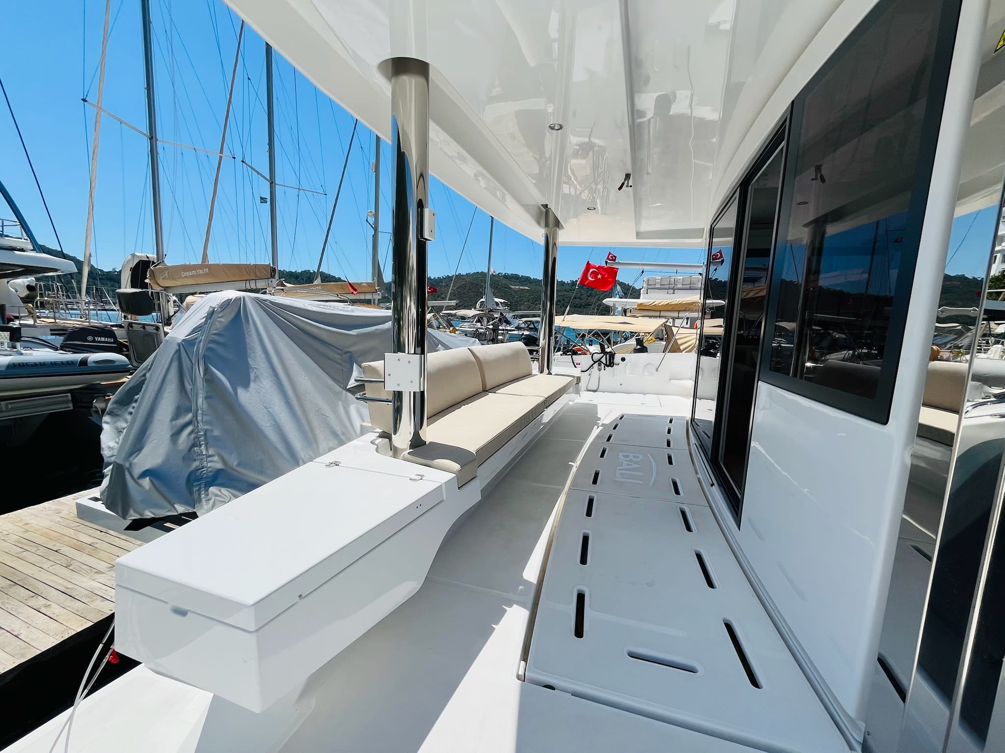 LA BRISE 2 Bali 5.4 amarrado en Fethiye / Yacht Classic Hotel