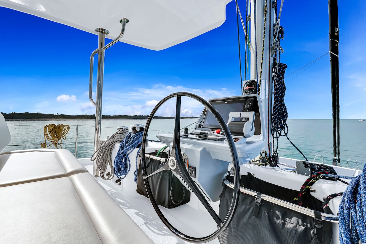 Aquila 50 біля причалу Capo d'Orlando Marina