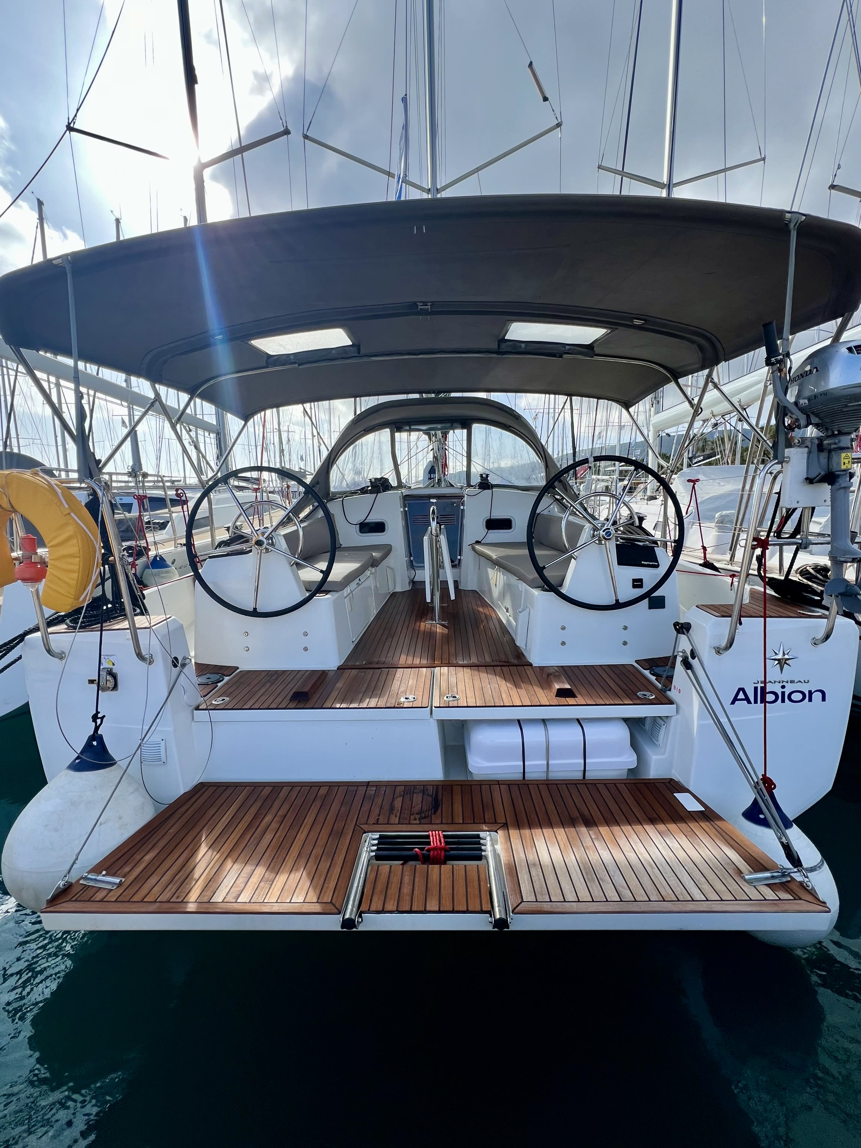 Albion Sun Odyssey 380 amarrado en Marina Kos