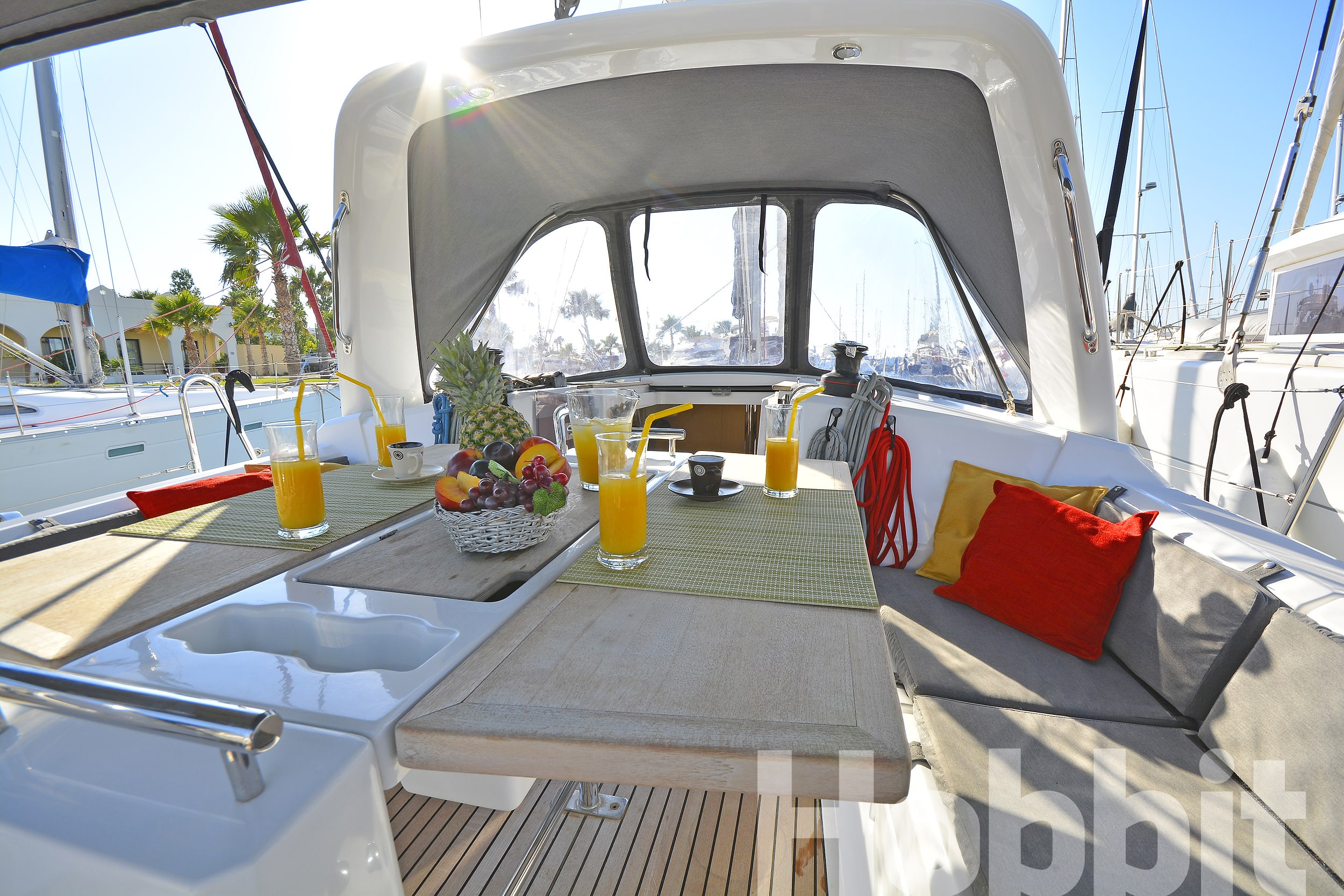Hobbit Oceanis 35 біля причалу Marina Kos