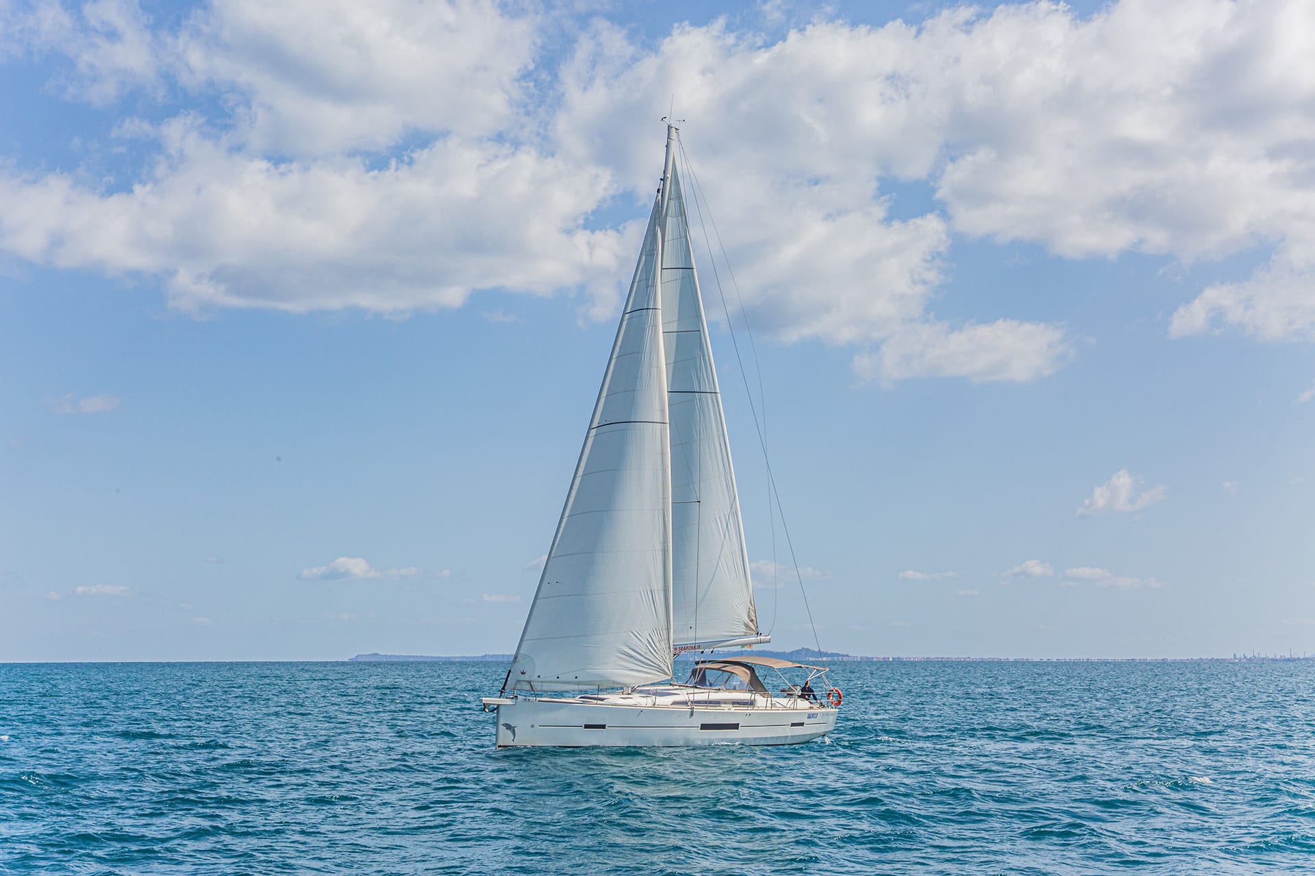 Dream Planet Dufour 520 Grand Large біля причалу Furnari / Marina Portorosa
