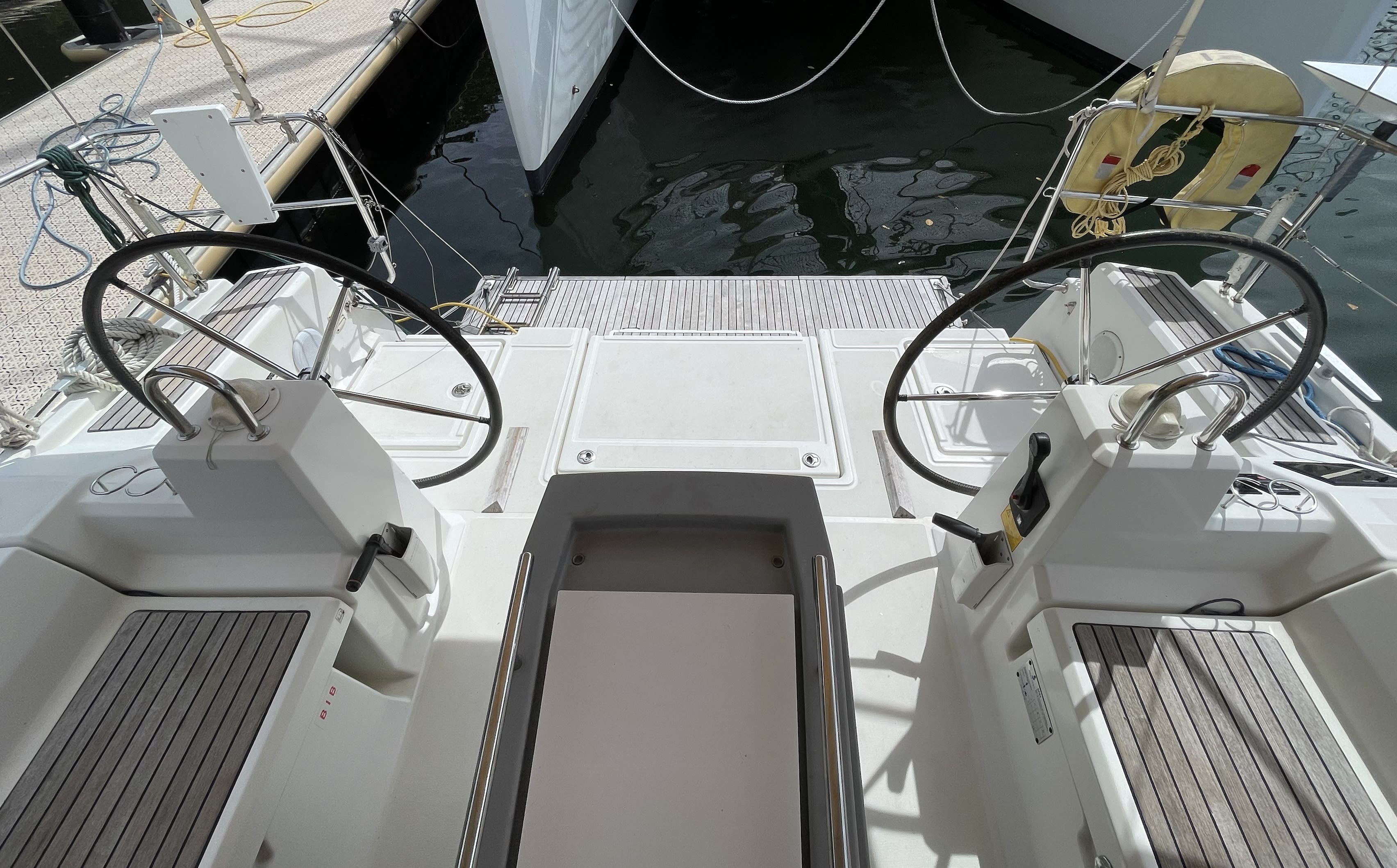 Simba Oceanis 41.1 біля причалу Marina Port Ibiza