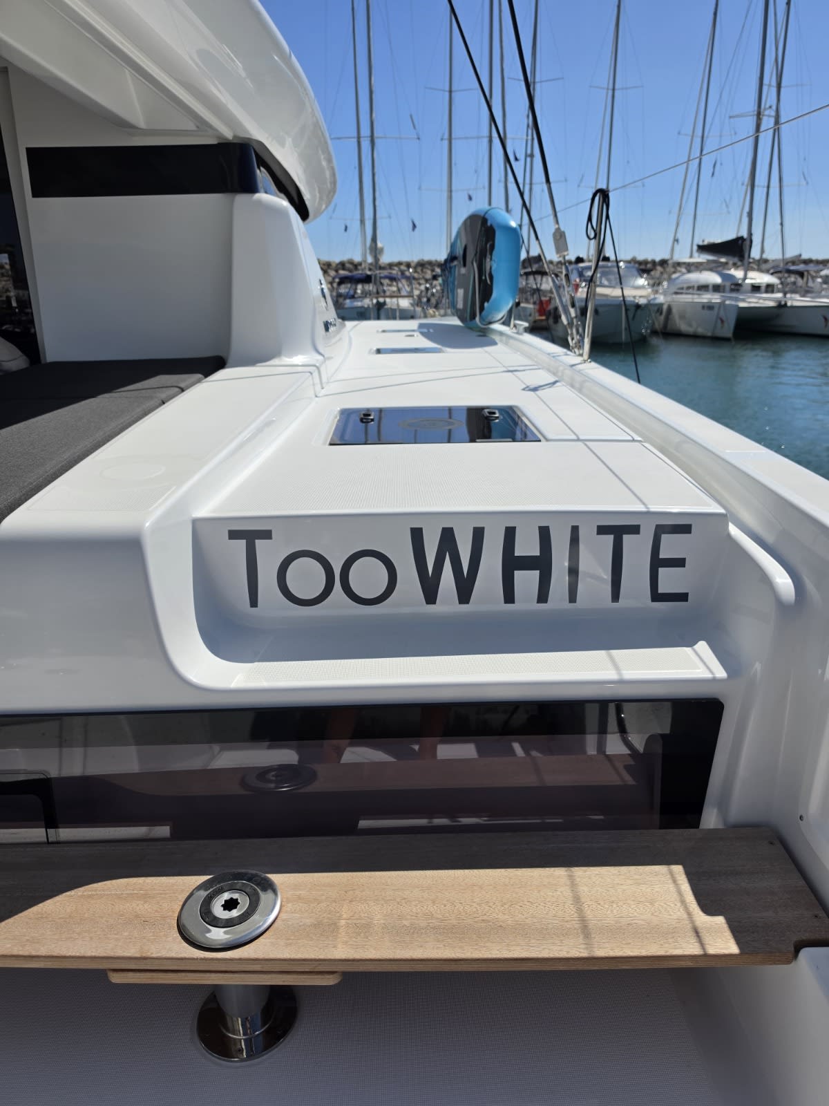 Too White Lagoon 43 vor Anker in Salerno / Marina d'Arechi