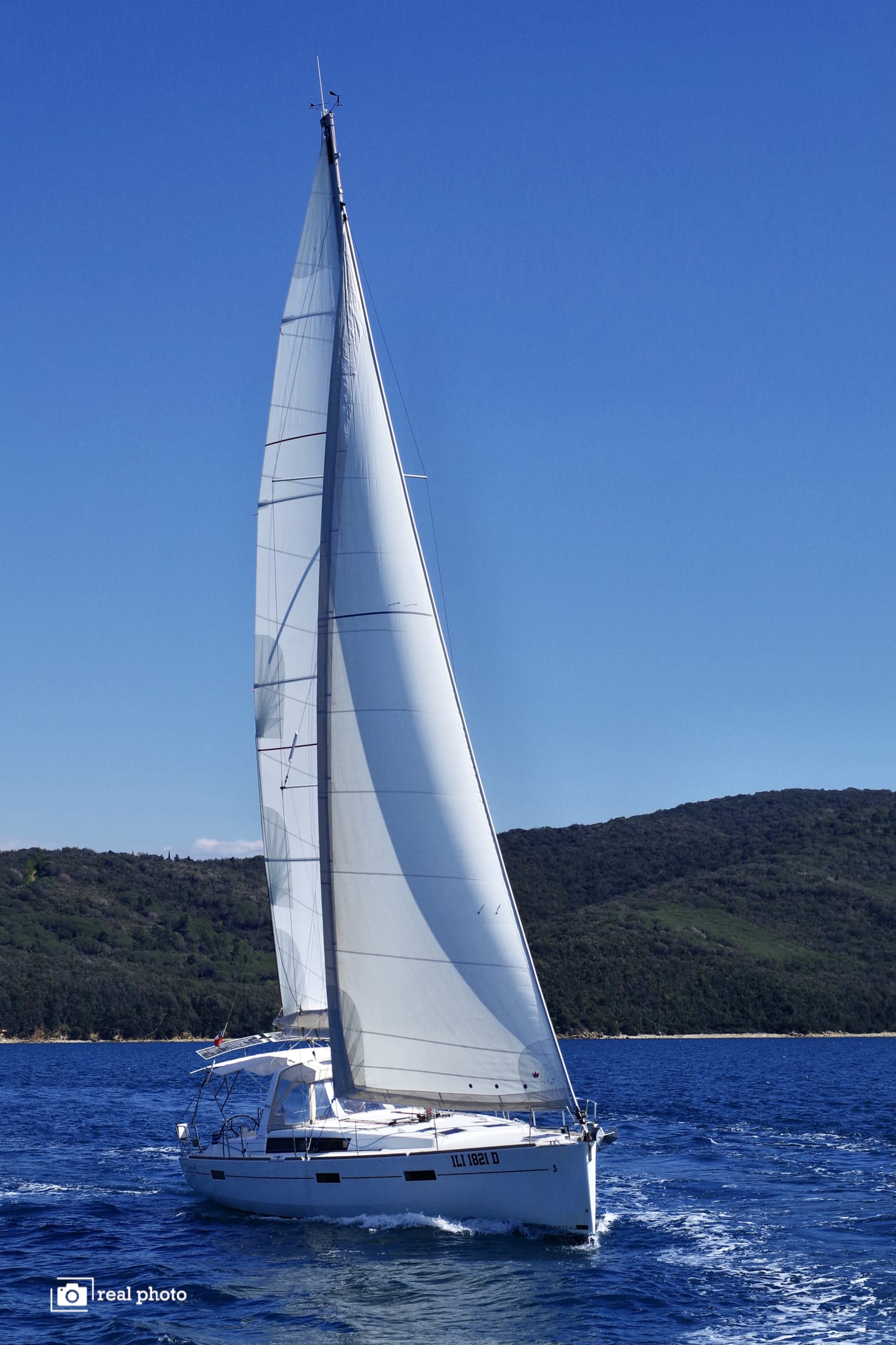 Gaia - Solar Panel Oceanis 45 amarrado en Cannigione