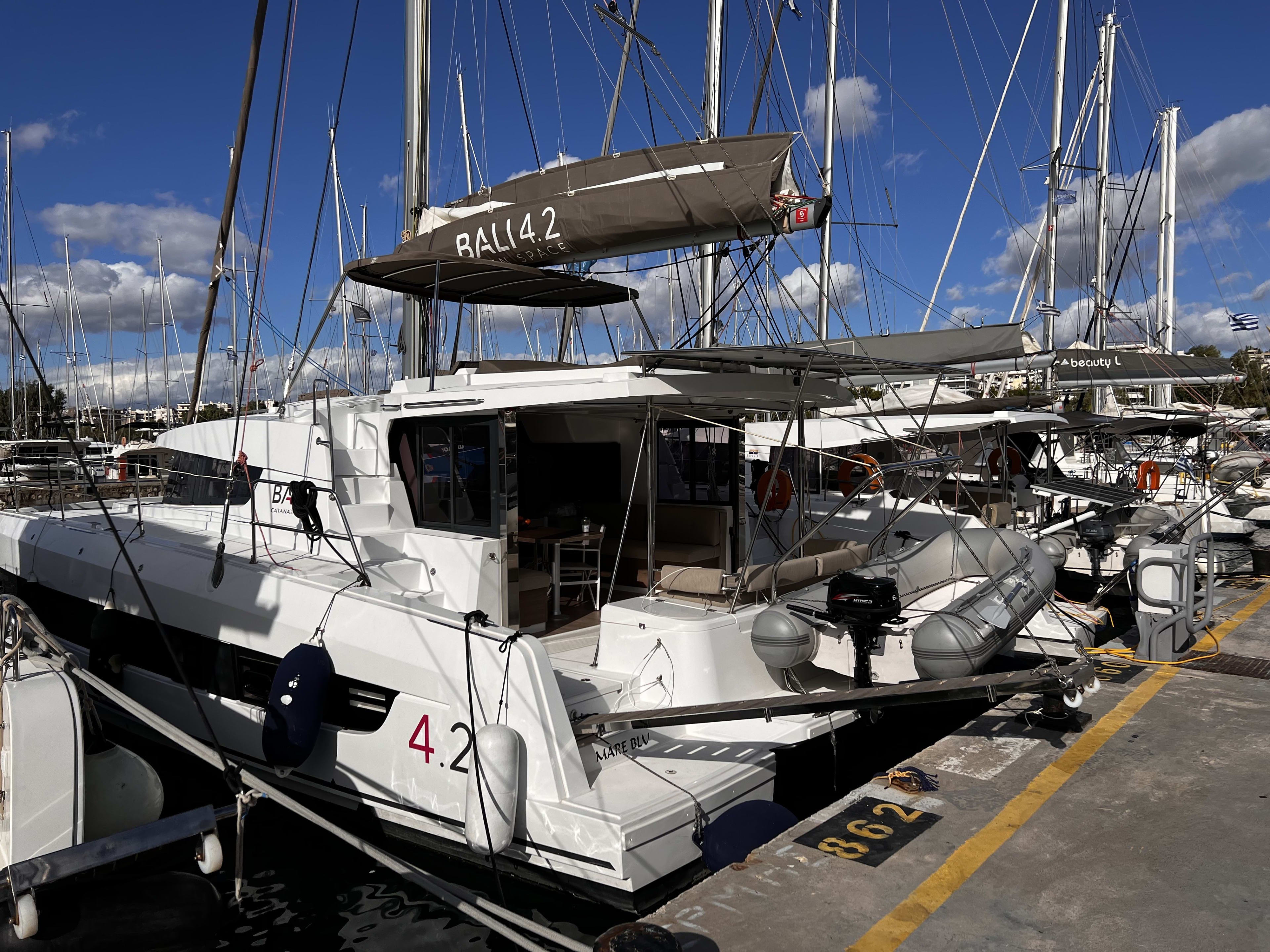 MARE BLU Bali 4.2 vor Anker in Athens / Alimos Marina