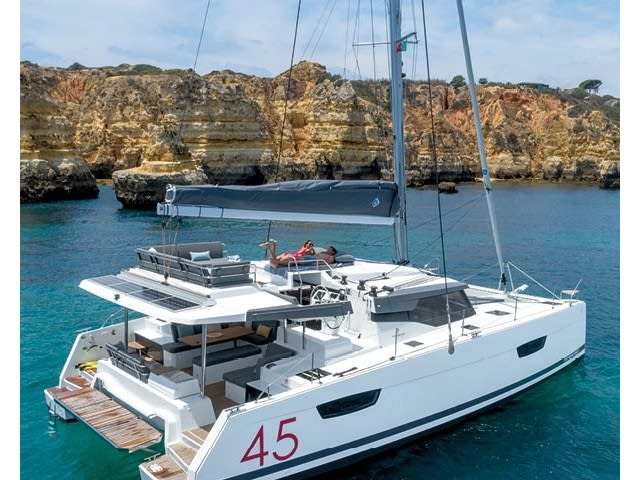 Ozea Elba 45 amarrado en Hyeres