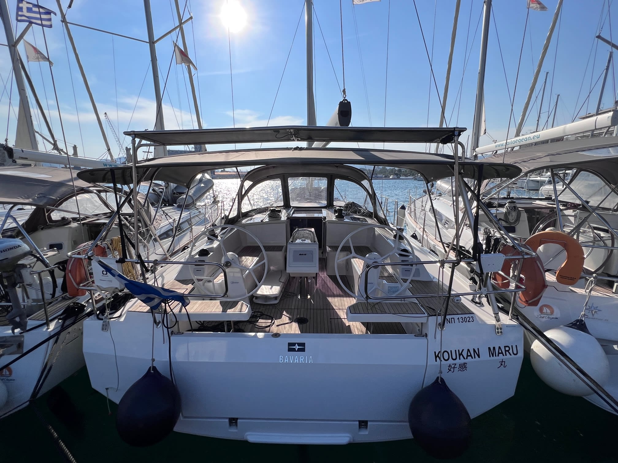 Koukan Maru Bavaria C42 біля причалу Loutraki Harbour
