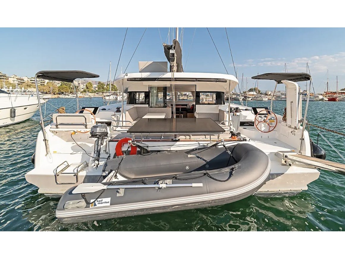 Phoebe Excess 14 amarrado en Preveza Main Port