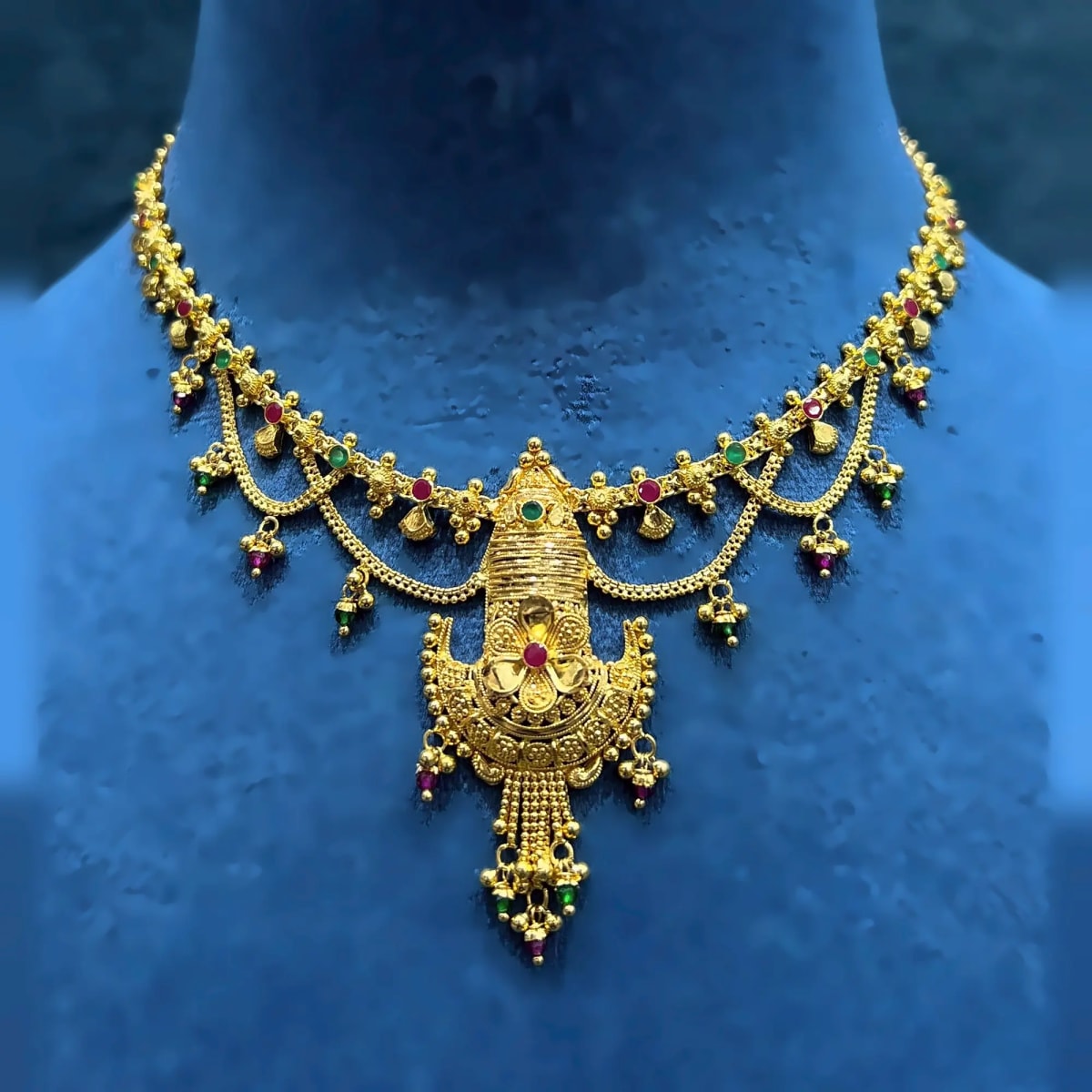 necklace-layered-chain-pendant