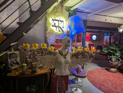 פסל ויצירות אומנות בחלל הגלריה