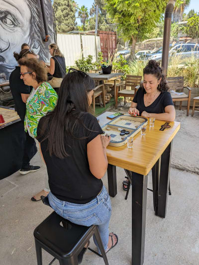 סדנה קבוצתית בחצר הגלריה