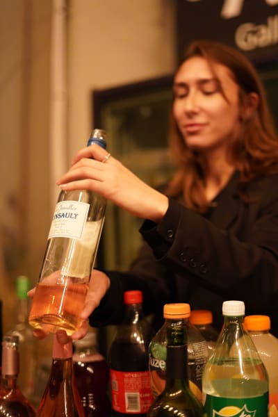 בר משקאות באירוע בגלריה