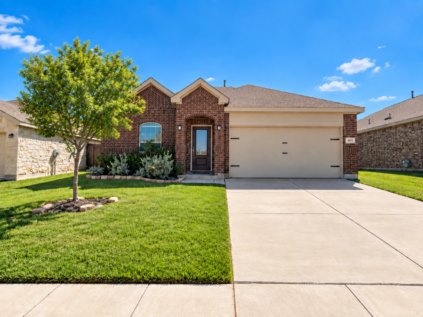 1605 River Crossing Drive listing photo 2