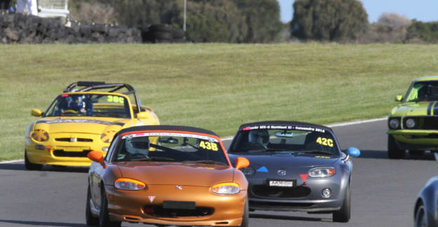 Greg Bunn leads Peter Feutrill at the 2014 Victorian 6 Hour Relay
Photo by Narra Photography