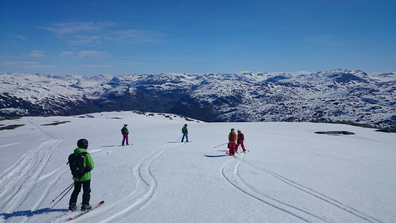 Topptur på ski til Kvitenuten — den skjulte renna, Røldal sommerski | UT.no