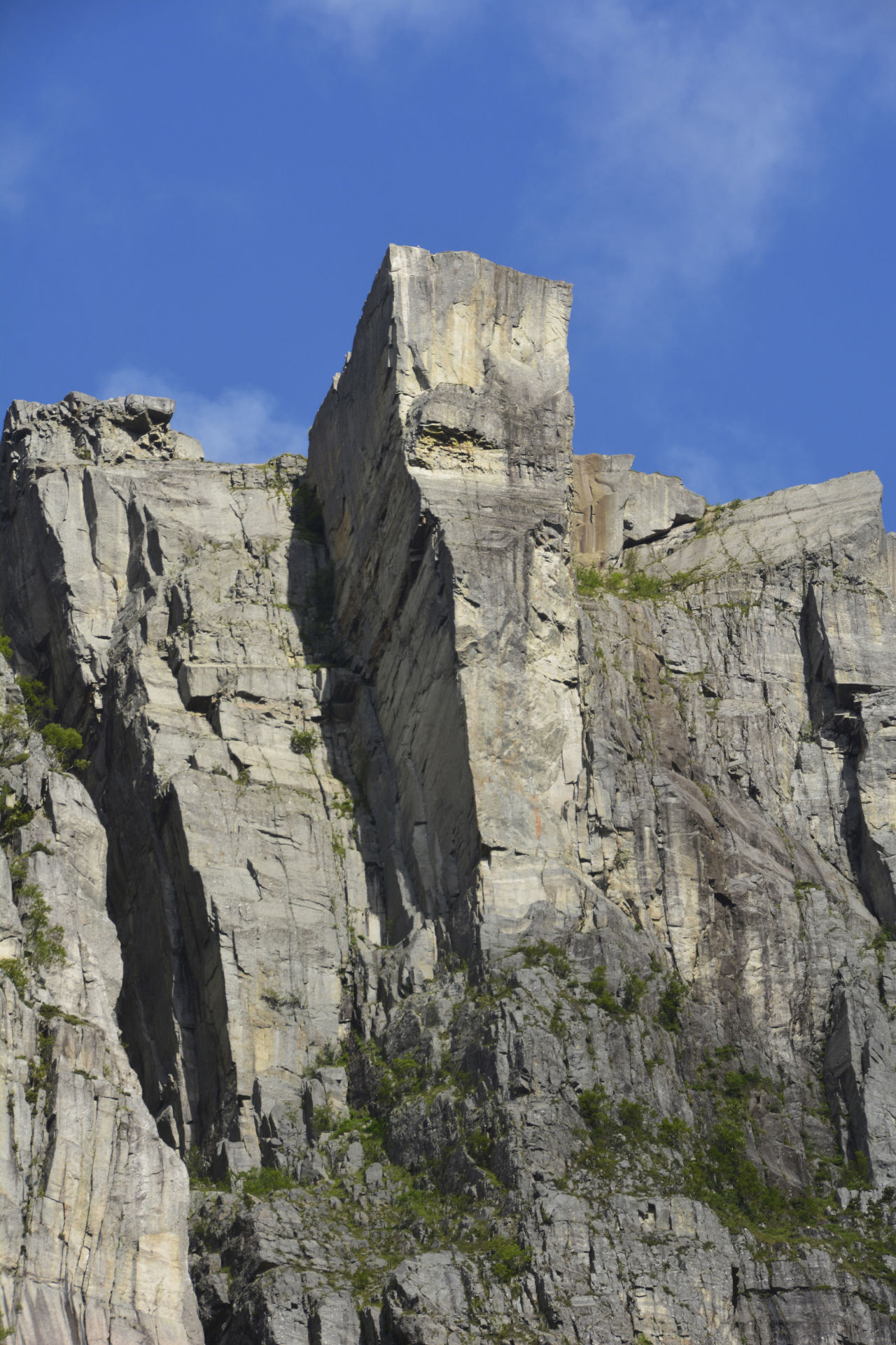 Preikestolen sett nedenfra fjorden.