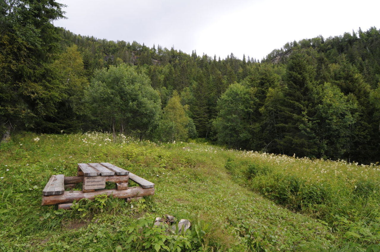 På Varmosletta finnes både bålplasser, gapahuker og sittebenker