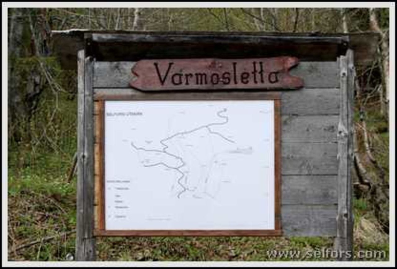 Kart over turstier i Selforslia. Plassert øverst på Varmosletta